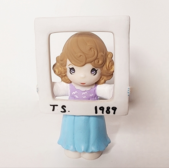 Taylor Swift 1989 Polaroid Inspired Altered Moments Figurine - Picture 2 of 7